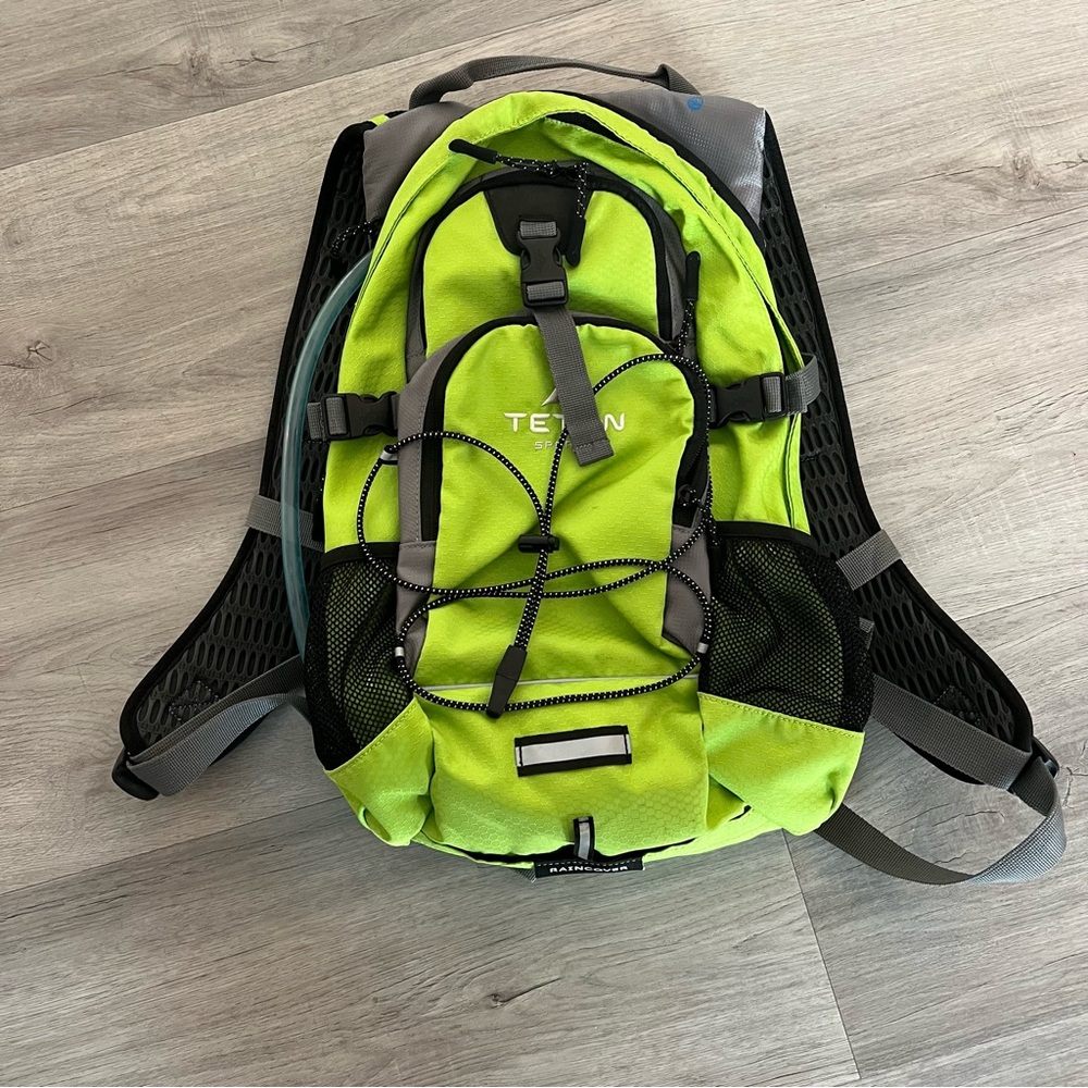 ⭐️ 18 Liter Hiking Backpack with 2 Liter Hydration Option